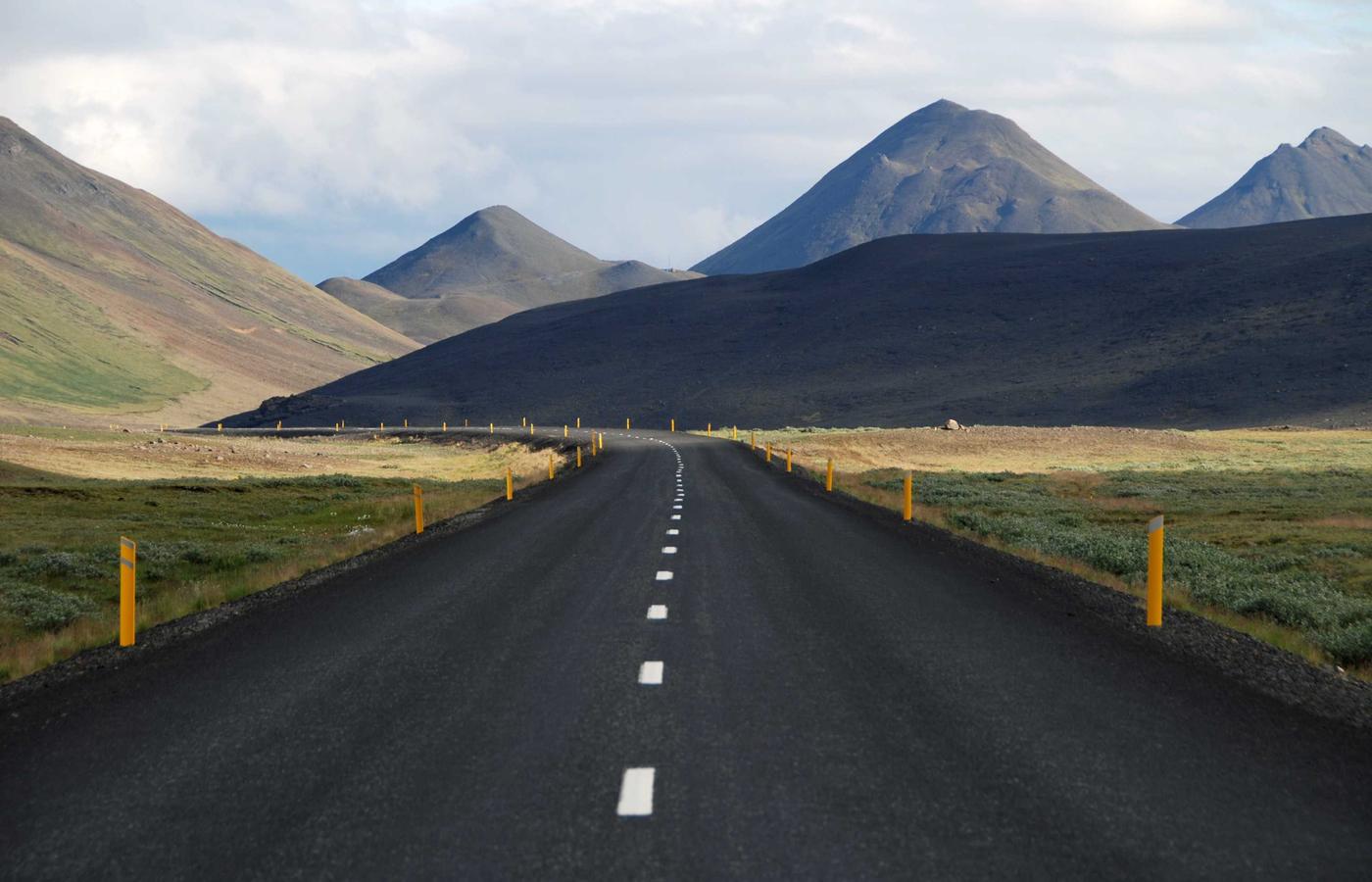 Een editor die bezig is met geavanceerde beeldbewerking op een computer